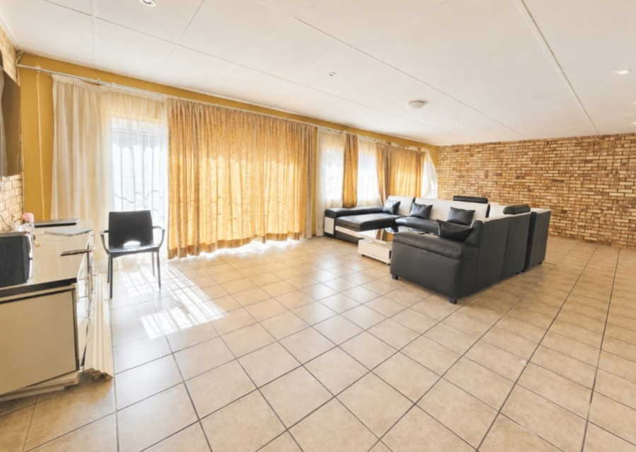 5 Bedroom Property for Sale in Kannoniers Park North West